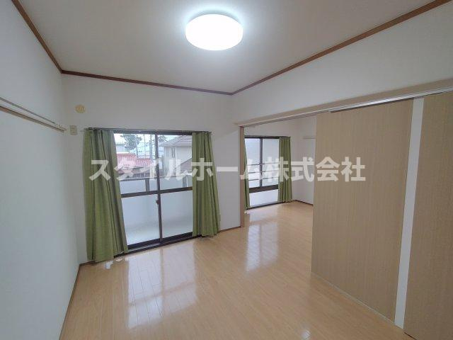 アーバンハイムINAの居間・リビング