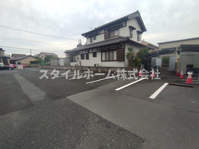 アーバンハイムINAの駐車場