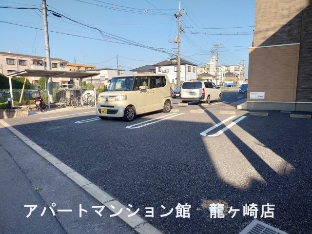 ティアラ　プリンスの駐車場