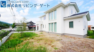 【外観】 | 敷地88坪の整形地。カースペース4台分の他に広々としたお庭付き　ドックラン等への転用も可能