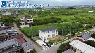 【外観】 | 自然あふれる贅沢な眺望のご住宅です。売主はこの甲府盆地一望の眺望に惚れ込み当土地を購入したそうです。殆ど住むことなく、お仕事の都合で泣く泣く手放す事になりました。