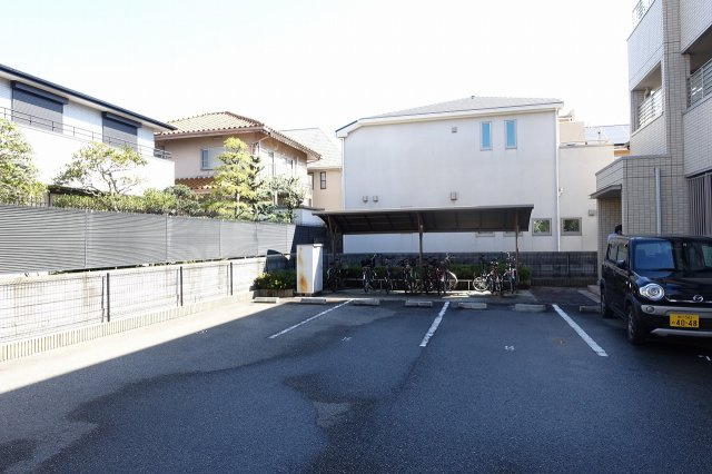 ペルルⅡの駐車場