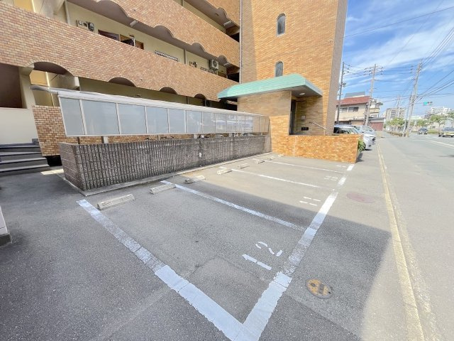 グランピア荒江の駐車場