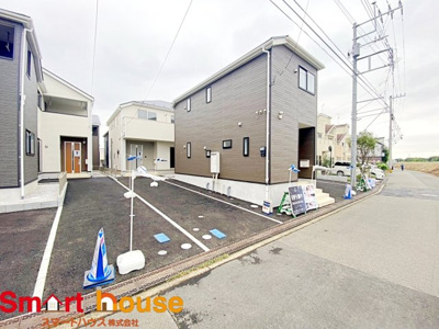 【前面道路含む現地写真】 | 日野市石田　2期　新築全6棟　 | お住まいの前面道路が広いと駐車が楽になり、陽当たりも遮られないので明るく居心地の良いお家になります♪