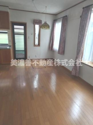 ６３４０３　岐阜市粟野西５丁目中古戸建ての居間・リビング