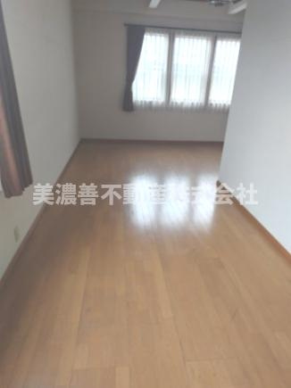 ６３４０３　岐阜市粟野西５丁目中古戸建ての洋室