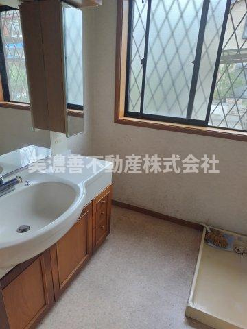 ６３４０３　岐阜市粟野西５丁目中古戸建ての独立洗面台