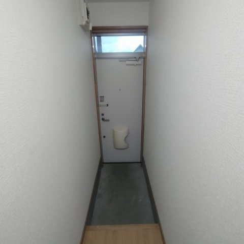 酒巻ハイツ２号棟の玄関