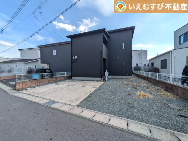 太田市下浜田町　中古戸建の駐車場|複数台駐車可能なゆとりのカースペース
複数台車をお持ちでも、お友達が遊びに来てもゆとりの駐車スペース！