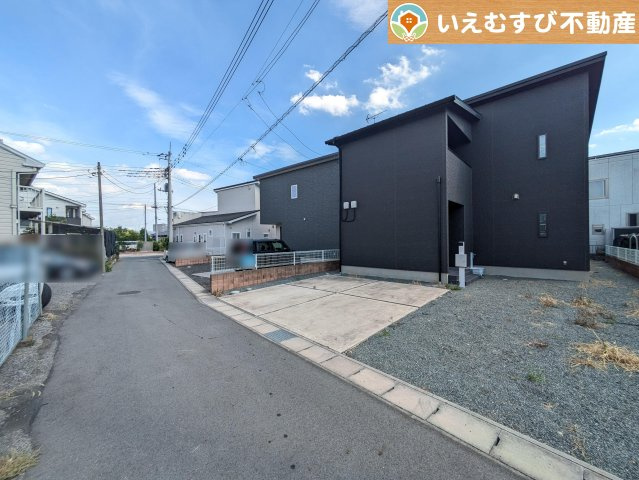 太田市下浜田町　中古戸建の前面道路含む現地写真|充分な広さの前面道路
間口が広くお車の出し入れも問題なく行えるスペースが確保されています♪