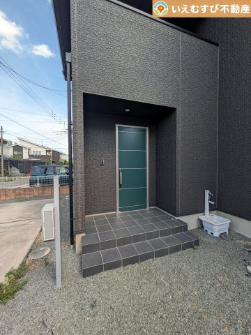 太田市下浜田町　中古戸建のエントランス|落ち着いた色づかいのエントランス
駐車場からアクセスの良いエントランス。雨の日や荷物が多くても安心の動線♪
