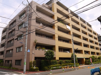 【外観】 | 開放感ある立地。RC造のしっかりした建物です。