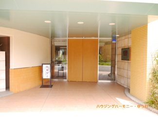 【エントランス】 | タイル張りの開放感あるエントランスです。