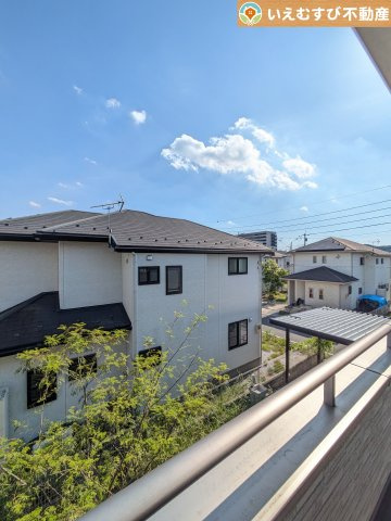 太田市東長岡町　中古戸建の展望|高い建物が無く開放感のある展望
バルコニーからの展望も開けていて閑静な住宅地が望めます。日当りも良いですね♪