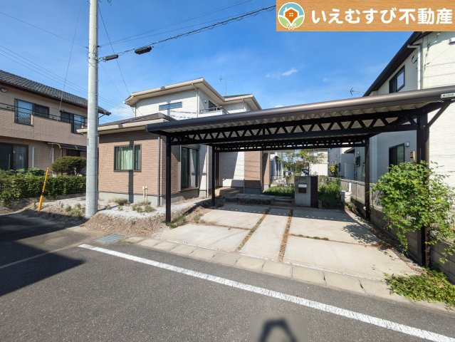 太田市東長岡町　中古戸建の駐車場|雨風から大切な愛車を守るカーポート付き
雨風から守るだけでなく雨の日のお買い物帰りなども雨を避けられて助かりますね♪