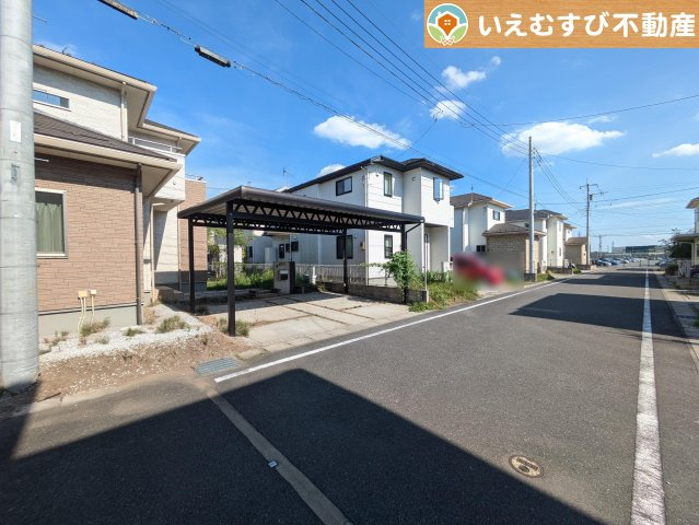 太田市東長岡町　中古戸建の前面道路含む現地写真|安心の広々6ｍ前面道路
6ｍの前面道路はお車の駐車が楽々！すれ違える広さが確保されています♪