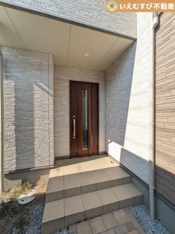 太田市東長岡町　中古戸建のエントランス|落ち着いた色づかいのエントランス
駐車場からアクセスの良いエントランス。雨の日や荷物が多くても安心の動線♪