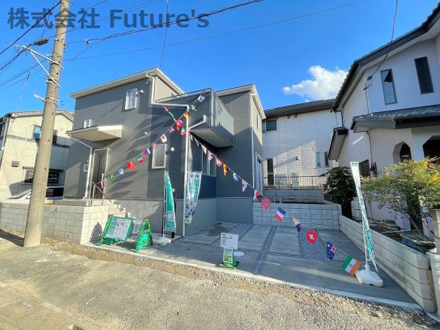 三郷市戸ヶ崎3丁目　新築戸建　全1棟の外観|八潮駅・三郷中央駅・金町駅からバス便あり！カースペース並列2台付きの邸宅です