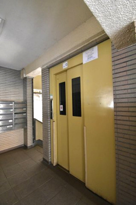 【その他共用部分】 | 南永田団地1-6棟 | お買い物時やベビーカーの出し入れに便利なエレベーター付です。