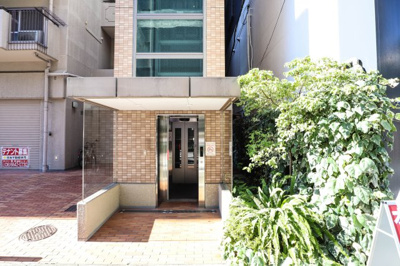 【外観】 | 谷町グリーンハイツ | こちらのエレベーターから2Fエントランスへ