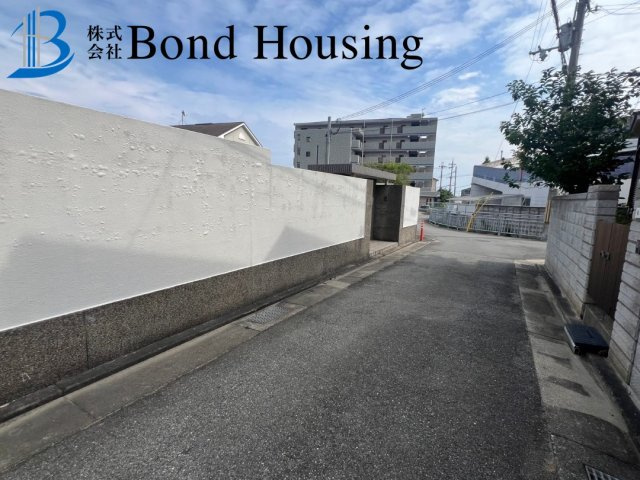 土地200超　LDK31帖　魚住町金ケ崎　平屋建ての駐車場