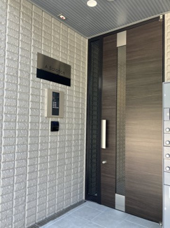 【エントランス】 | オートロック付きでセキュリティ面も安心♪