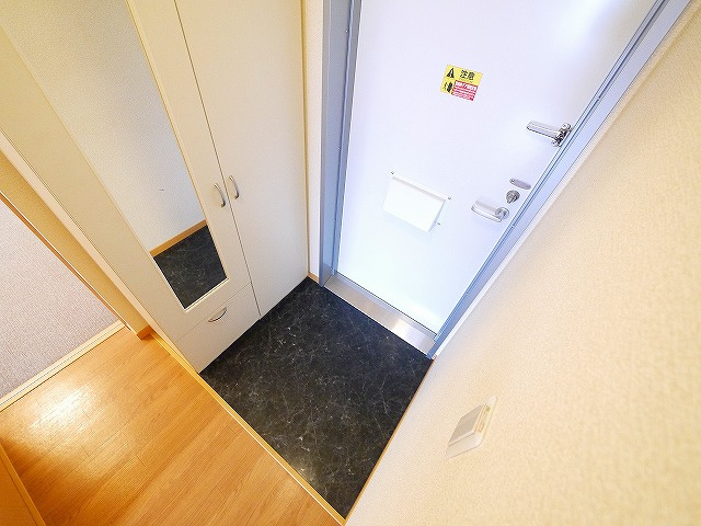 レオパレスヴィラージュＥの玄関|明るい玄関です