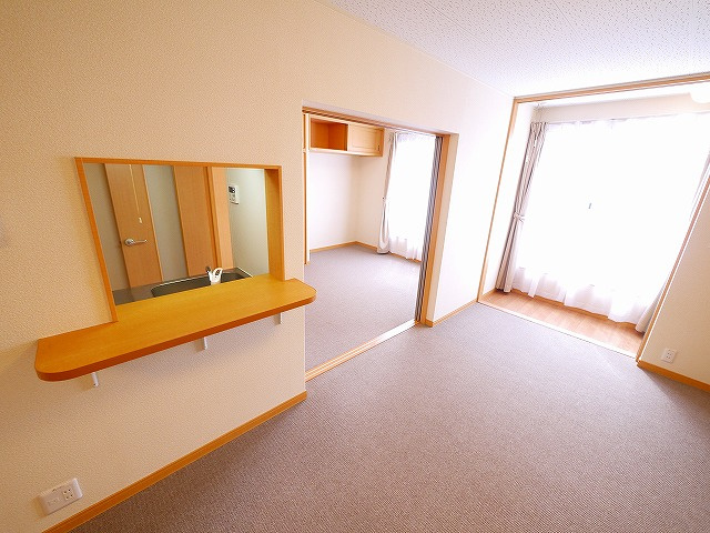 レオパレスヴィラージュＥの居間・リビング|ゆったりとした居間です