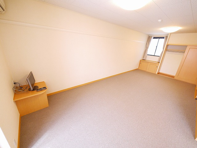 レオパレスヴィラージュＥの居間・リビング|使いやすいリビングです