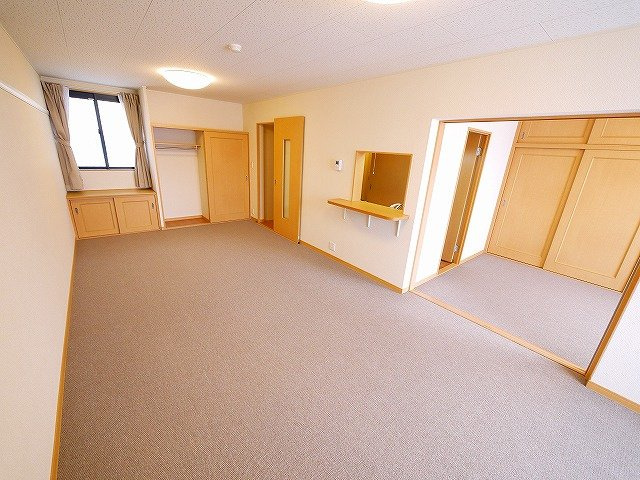 レオパレスヴィラージュＥの居間・リビング|こちらのリビングで趣味の時間をお楽しみください