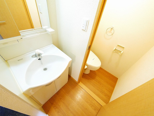 レオパレスヴィラージュＥの洗面所|ゆったりとスペースのある洗面所