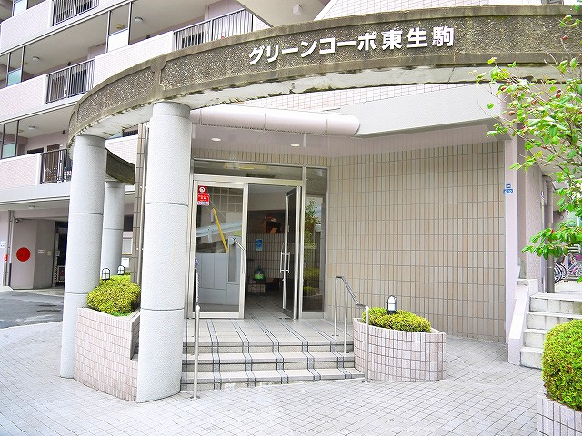 グリーンコーポ東生駒のエントランス|毎日通るエントランスはこのようになっています