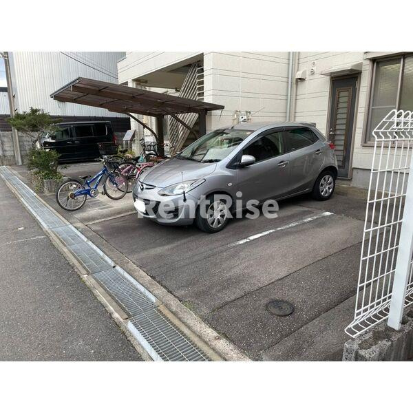 プラネックス ユマニテの駐車場