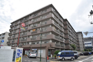 【外観】 | 手入れの行き届いた外壁やエントランスなど、「見ればわかる」レベルで清潔感を保ったマンションです。築年数を感じさせない姿で皆様をお出迎えします。～即日のご見学可能～　お問合せはお気軽にどうぞ。
