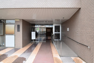 【エントランス】 | お客様を、そして住人を出迎えてくれるマンションのエントランス。ゴミが落ちていないことからも、管理状態の良さや住民の節度の高さが見て取れます。～即日のご見学可能～　お問合せはお気軽にどうぞ。
