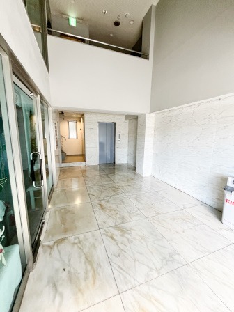 エムアイビルのエントランス