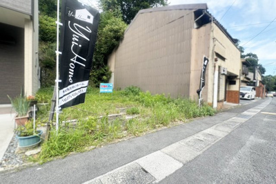 【前面道路含む現地写真】 | 山科区日ノ岡一切経谷町　注文住宅　建築条件なし　土地 | 同施工例：イメージ写真（実際とは異なります）《土地22.39坪》三条通に面しており、周辺は木々に囲まれた緑豊かな立地です。