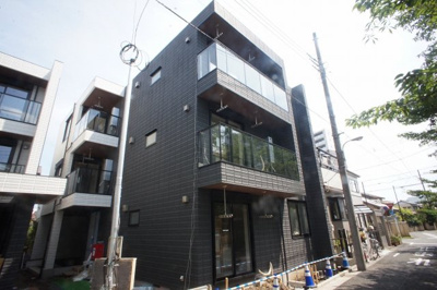 【外観】 | Villa　桜樹　East | 桜咲く公園目の前の格調高い建物です