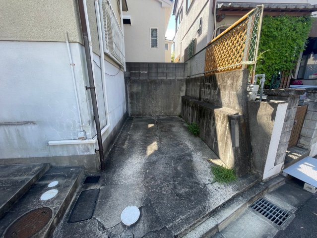 日吉台鎌谷邸の駐車場