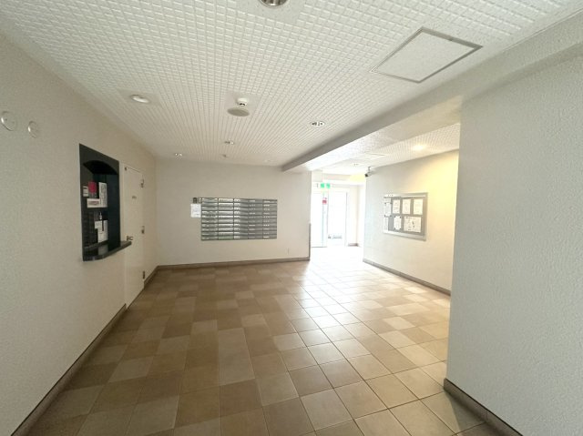 ファミール榴ヶ岡のエントランス