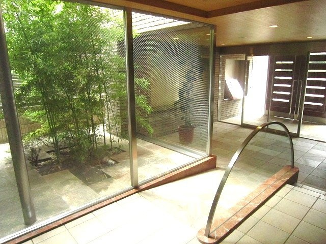 グランリビン千駄木のエントランス