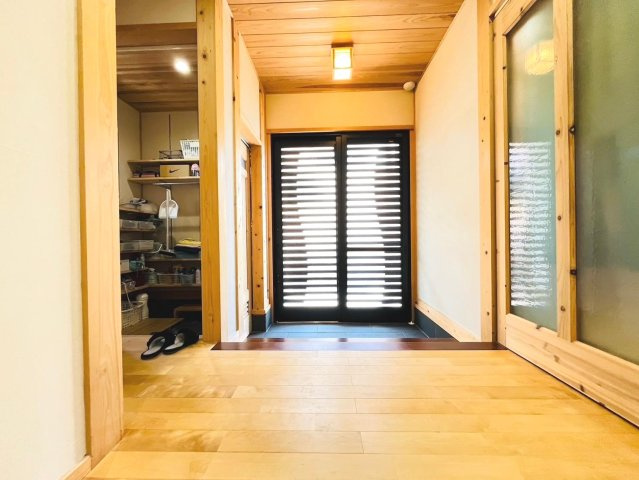 中古戸建　不破郡垂井町　平成29年築の玄関|広めの玄関収納！ベビーカーや工具なども収納できます。