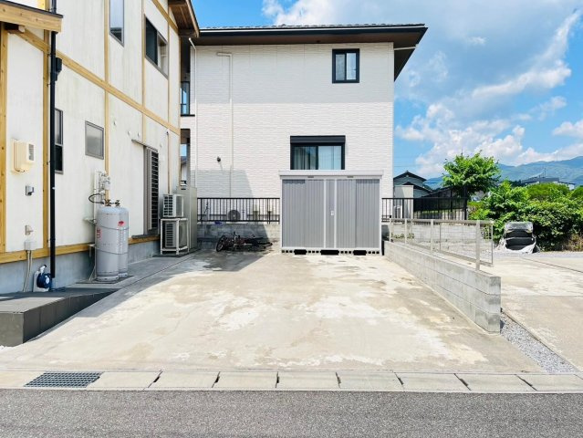 中古戸建　不破郡垂井町　平成29年築の駐車場