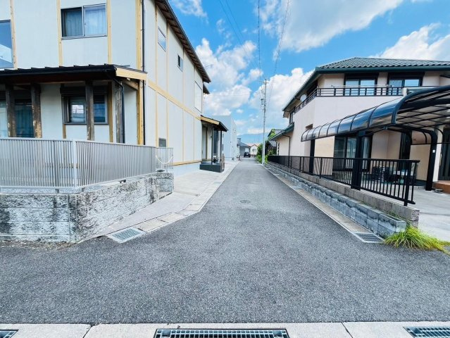 中古戸建　不破郡垂井町　平成29年築の前面道路含む現地写真