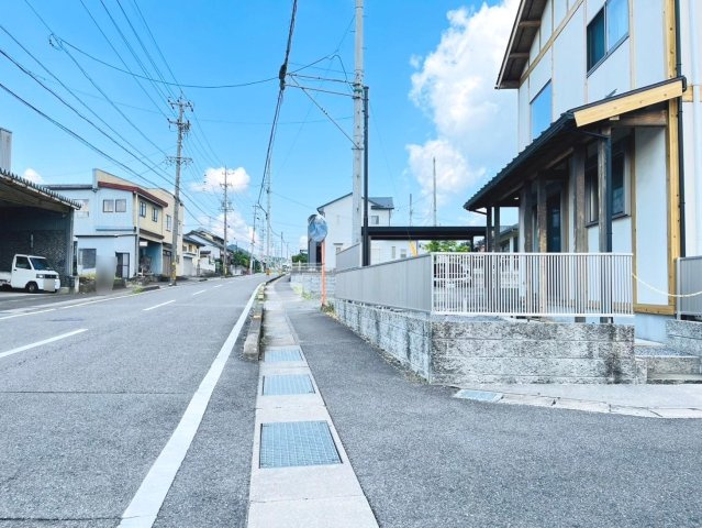中古戸建　不破郡垂井町　平成29年築の前面道路含む現地写真