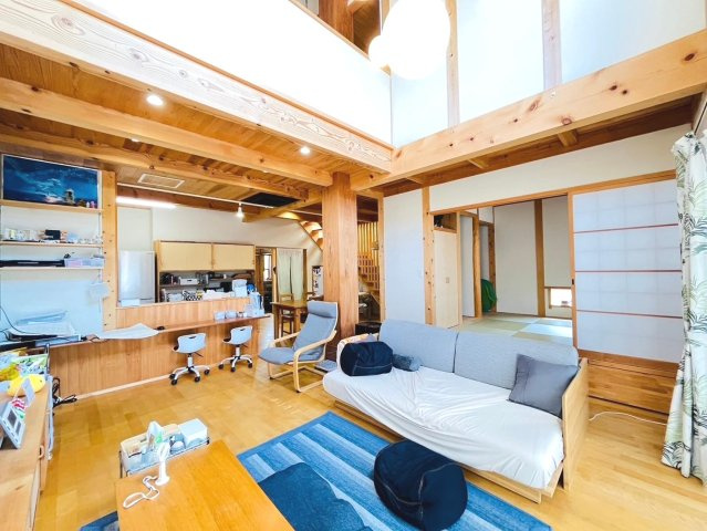 中古戸建　不破郡垂井町　平成29年築の居間・リビング|吹抜けがあり明るく開放感あふれる広々リビング