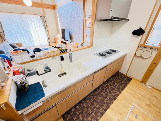 中古戸建　不破郡垂井町　平成29年築のキッチン|3口コンロのキッチン