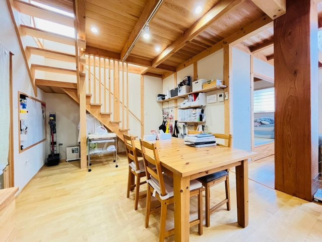 中古戸建　不破郡垂井町　平成29年築の居間・リビング
