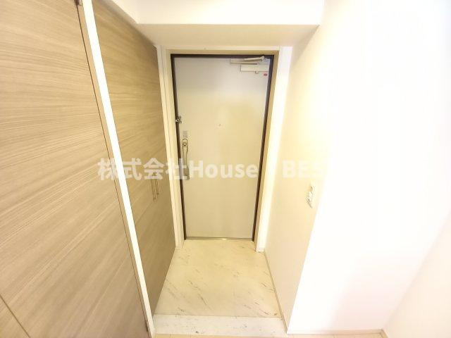 アドバンス三宮シュロスの玄関