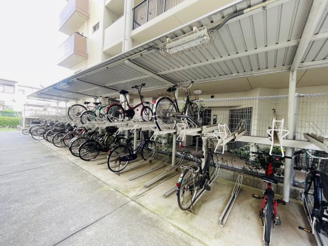 ユニ・アルス洛西プレジオ|屋根付きの駐輪場あり！レインコートを着るときも濡れにくい♪
